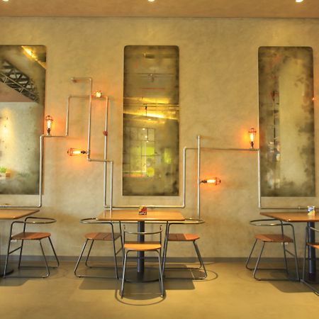 Yello Hotel Jemursari Surabaja Zewnętrze zdjęcie