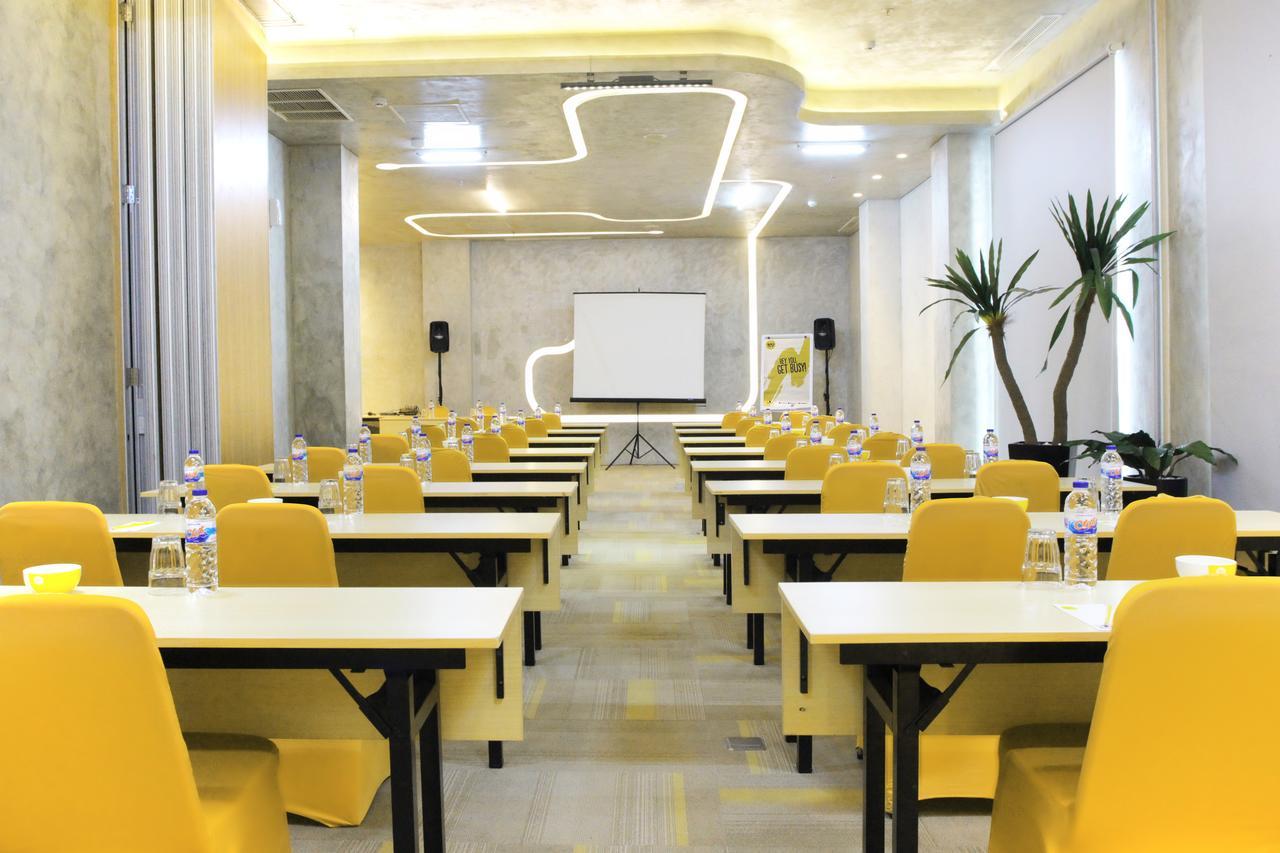 Yello Hotel Jemursari Surabaja Zewnętrze zdjęcie