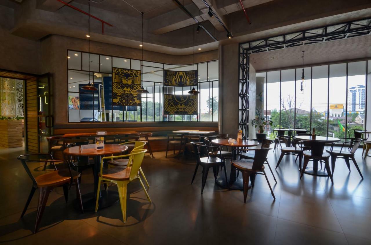 Yello Hotel Jemursari Surabaja Zewnętrze zdjęcie
